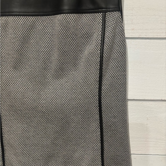 Theory Modern Seamed Shell
Leather Detailing Black and Gray in size 0 - Picture 7 of 14